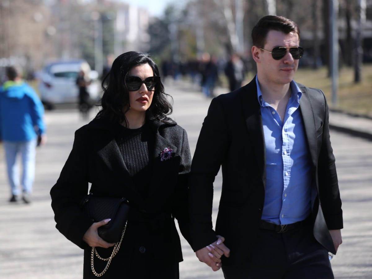 Tanja Savić na sahrani Saše Popovića