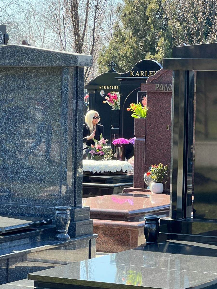 Jelena Karleuša na grobu majke