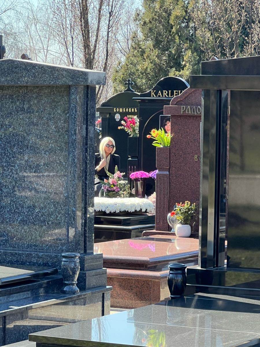 Jelena Karleuša na grobu majke