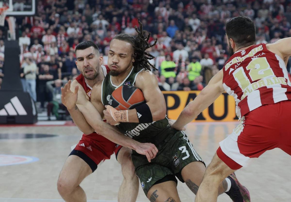 Edvards drži loptu, dok Ognjen Dobrić pokušava da mu je otme