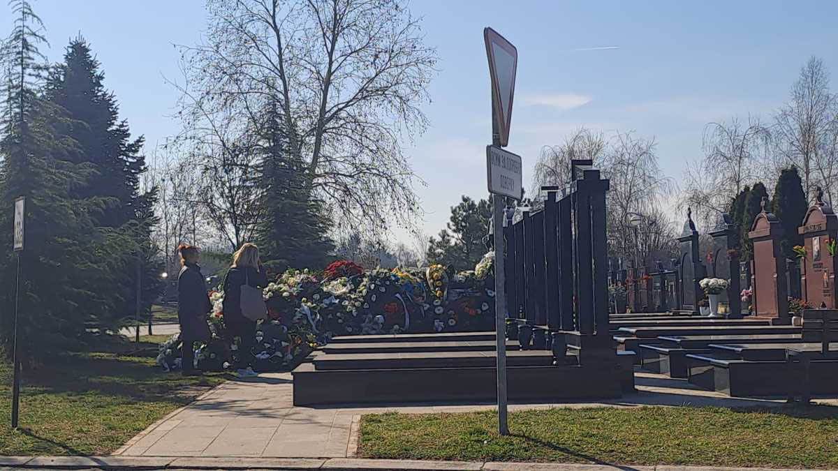 Grob Saše Popovića dan nakon sahrane (8).jpg