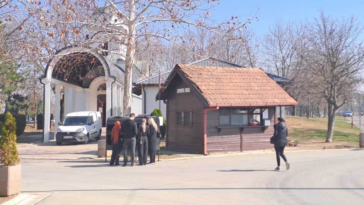 Porodica Popović na Sašinom grobu sa sveštenikom dan nakon sahrane (1).jpg