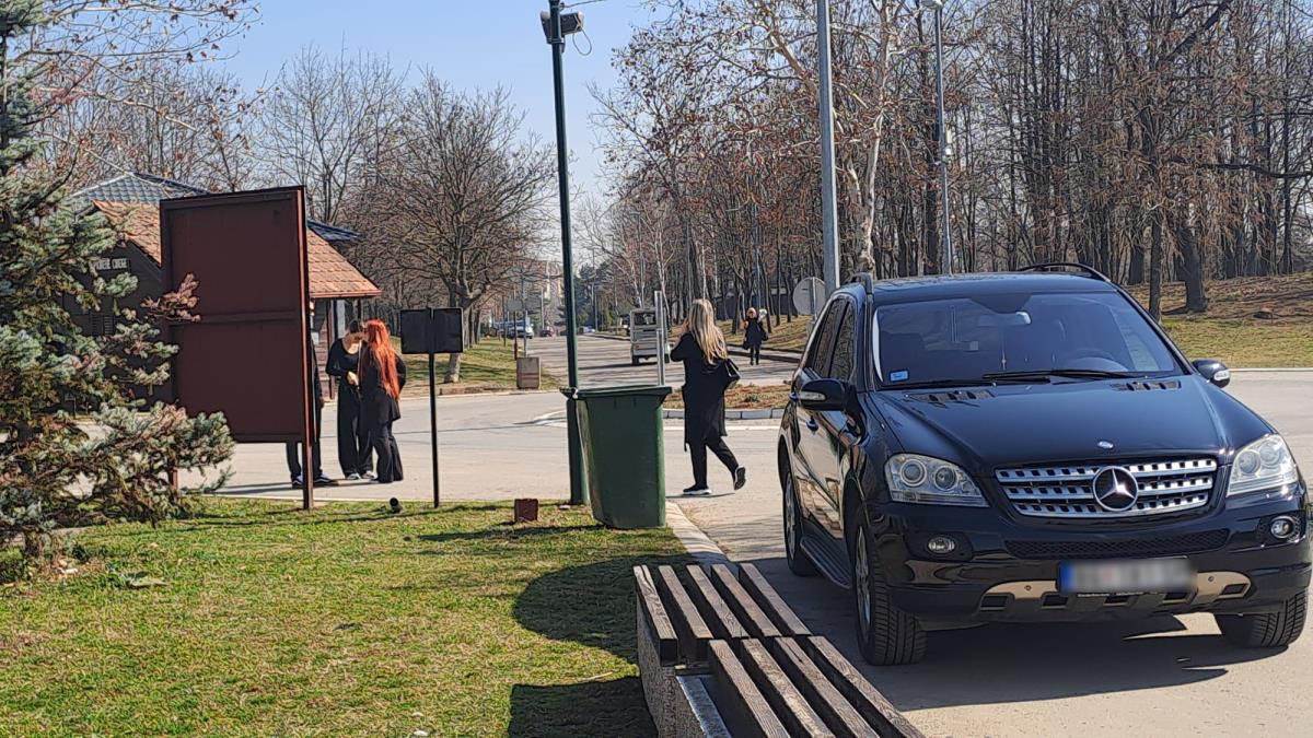 Porodica Popović na Sašinom grobu sa sveštenikom dan nakon sahrane (2).jpg