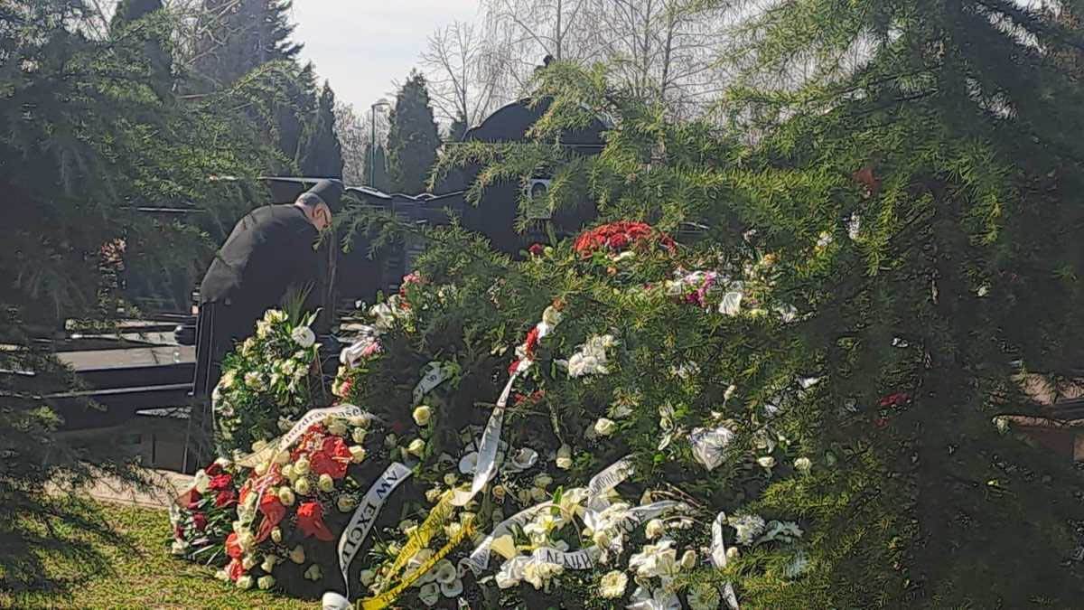 Porodica Popović na Sašinom grobu sa sveštenikom dan nakon sahrane (3).jpg