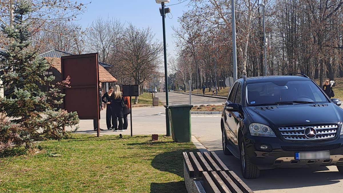 Porodica Popović na Sašinom grobu sa sveštenikom dan nakon sahrane (5).jpg