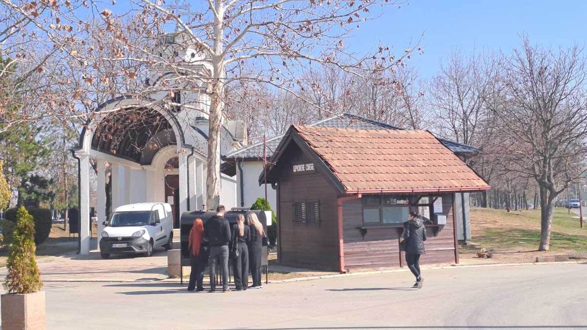 Porodica Popović na Sašinom grobu sa sveštenikom dan nakon sahrane (6).jpg