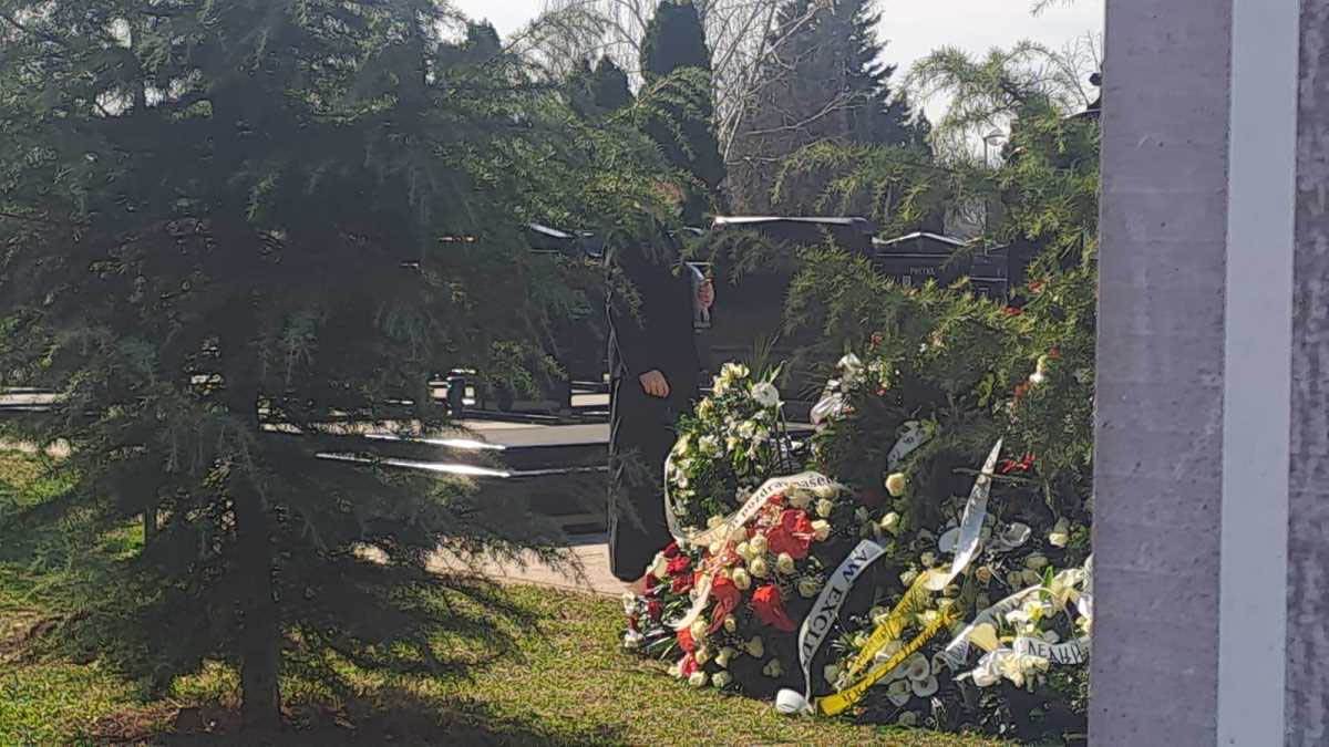 Porodica Popović na Sašinom grobu sa sveštenikom dan nakon sahrane (7).jpg