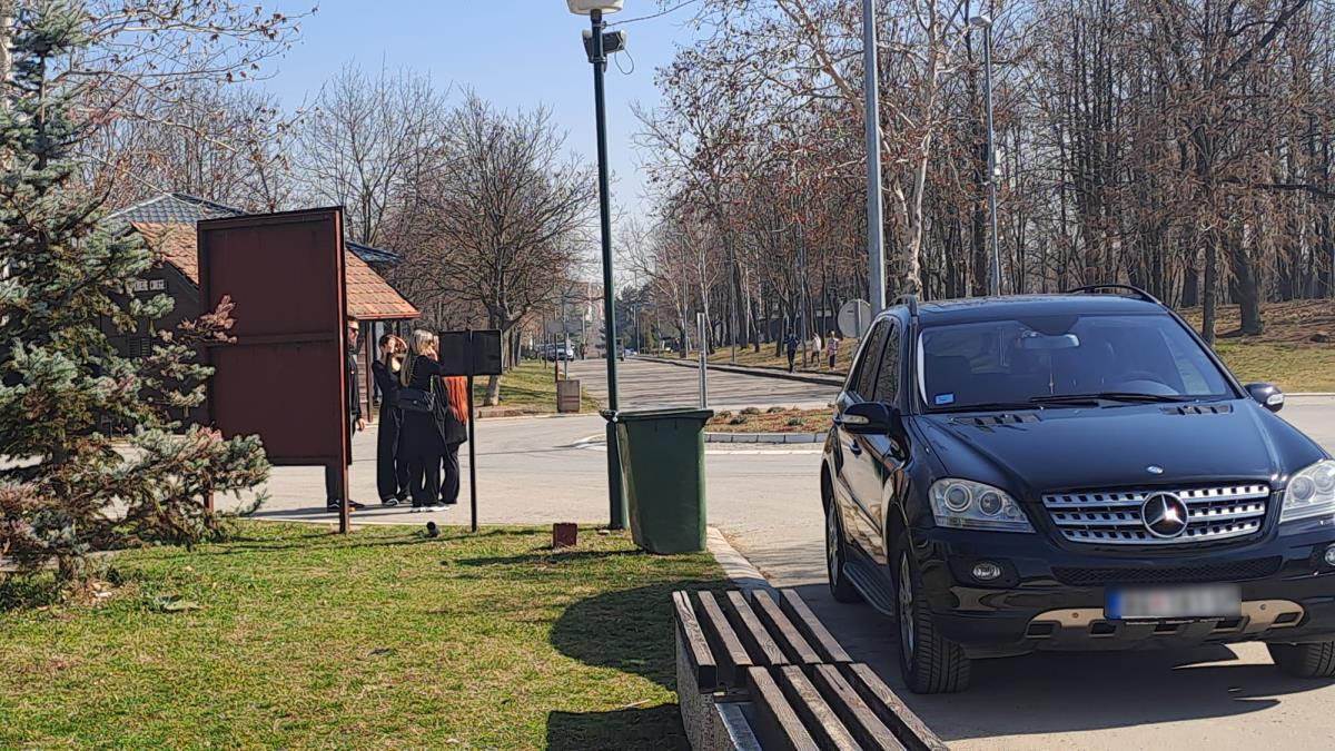 Porodica Popović na Sašinom grobu sa sveštenikom dan nakon sahrane (8).jpg