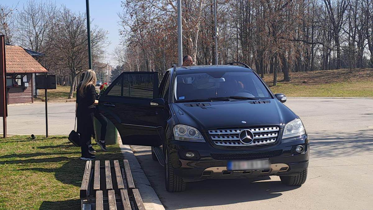 Porodica Popović na Sašinom grobu sa sveštenikom dan nakon sahrane (9).jpg