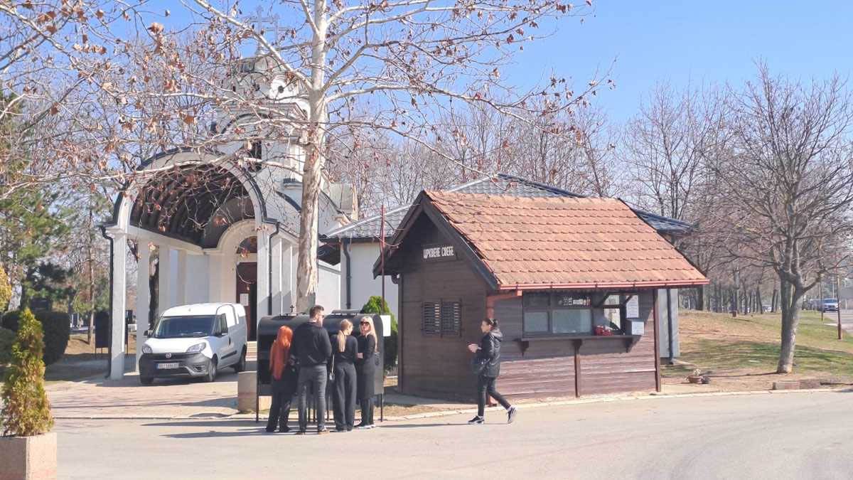 Porodica Popović na Sašinom grobu sa sveštenikom dan nakon sahrane (10).jpg