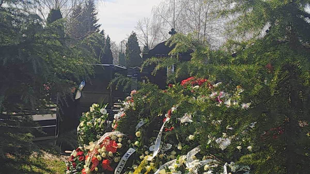 Porodica Popović na Sašinom grobu sa sveštenikom dan nakon sahrane (11).jpg