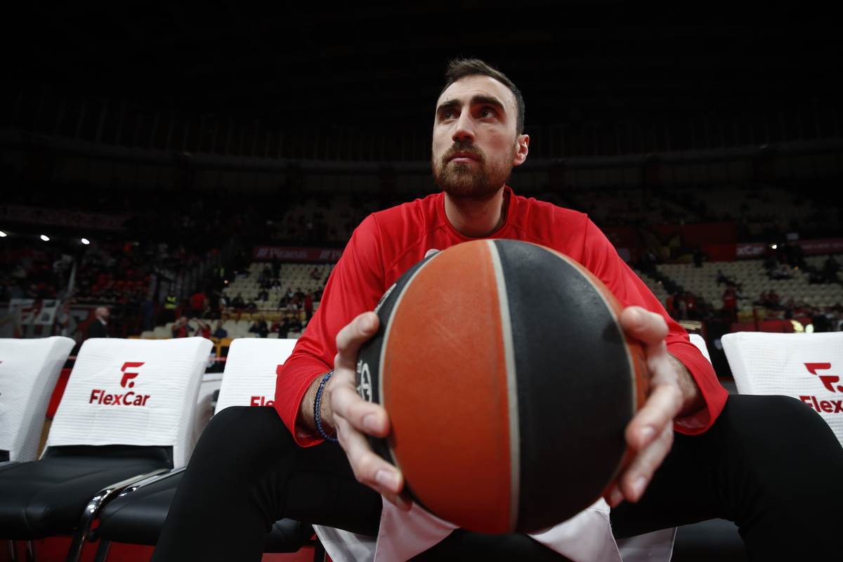 Košarkaši Olimpijakosa pevali Crvenoj zvezdi