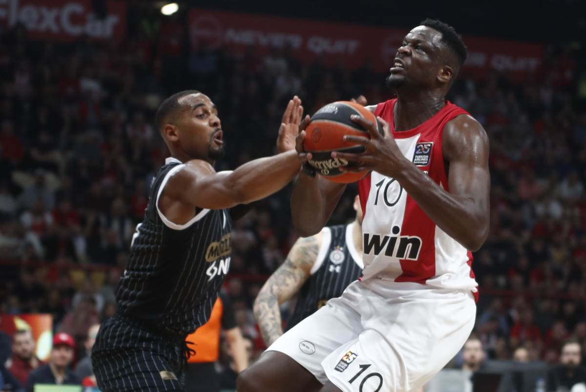 Košarkaši Olimpijakosa pevali Crvenoj zvezdi