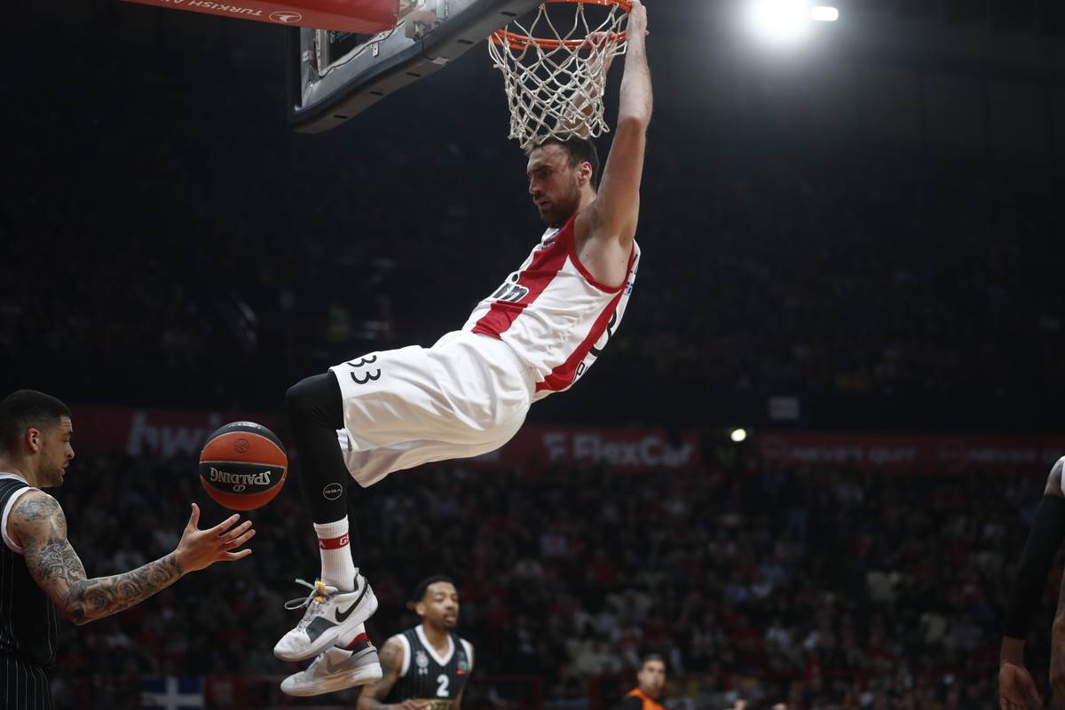 Košarkaši Olimpijakosa pevali Crvenoj zvezdi