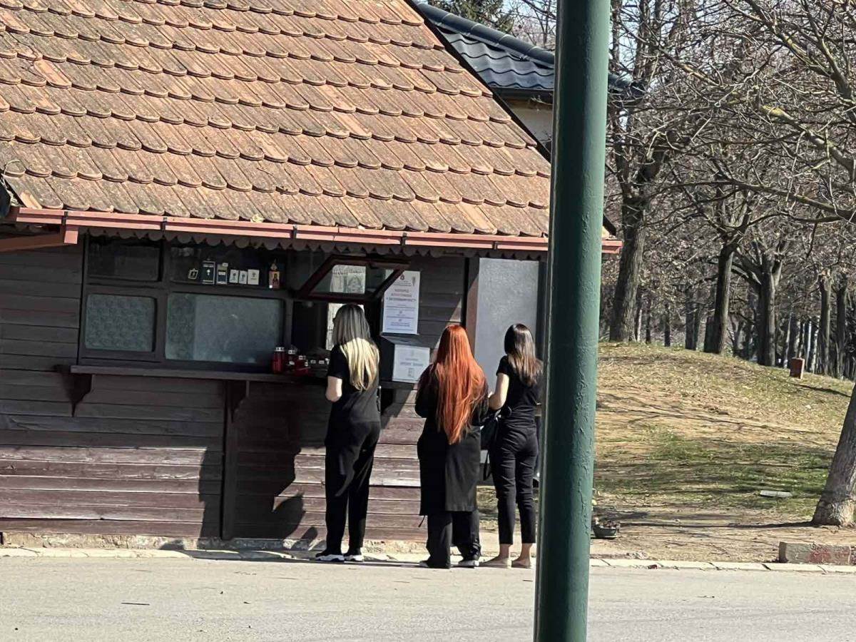 Porodica Saše Popovića stigla na Bežanijsko groblje