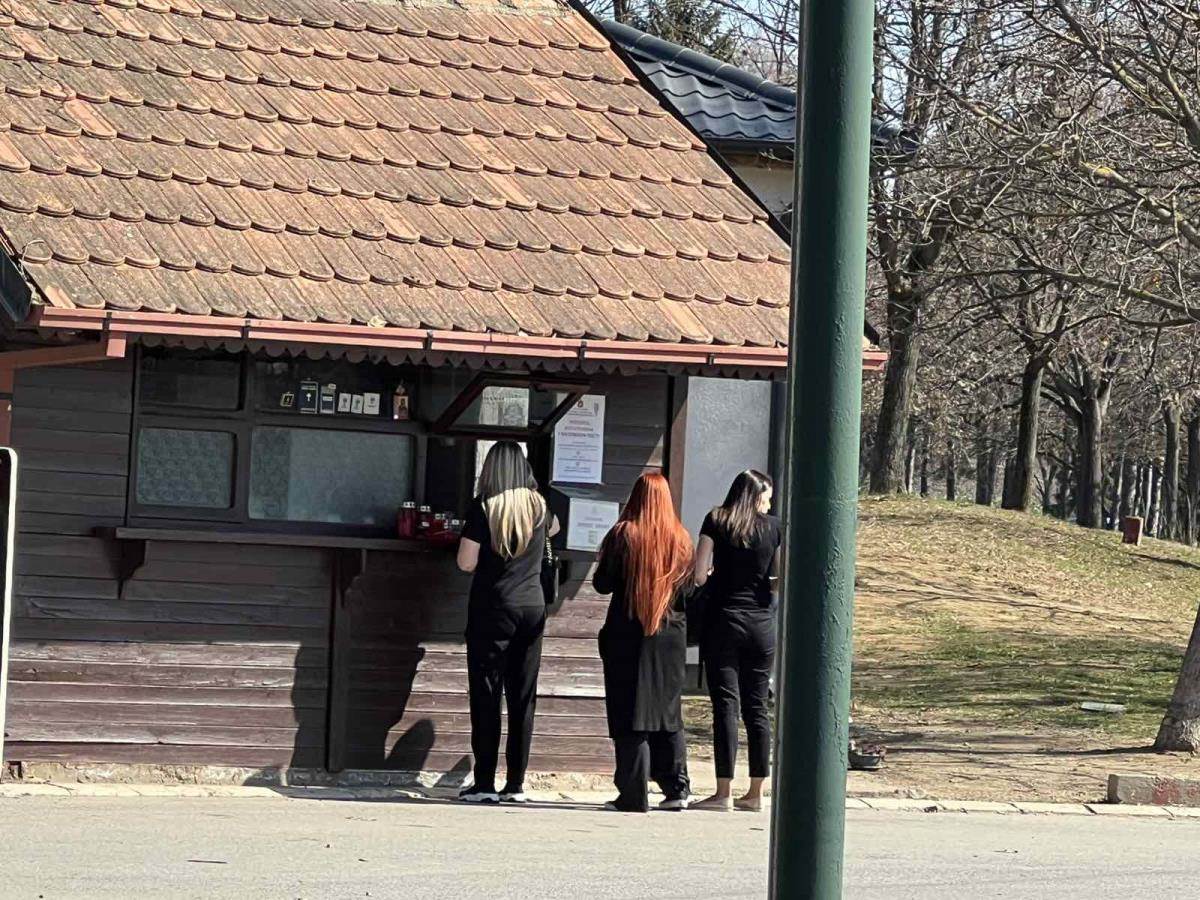 Porodica Saše Popovića stigla na Bežanijsko groblje