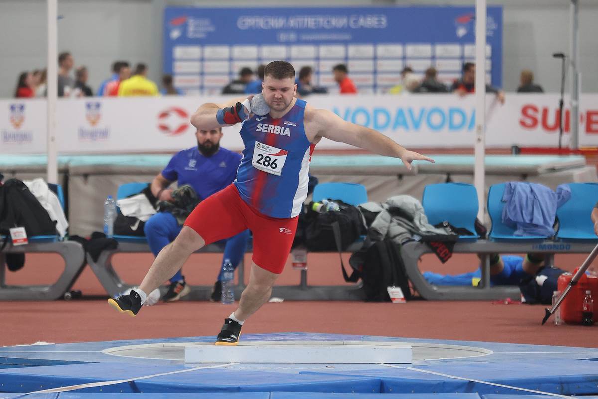 Armin Sinančević baca kuglu