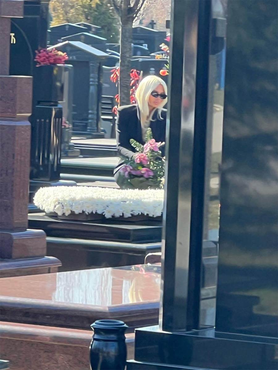 Jelena Karleuša sa prosjakinjom (1).jpg