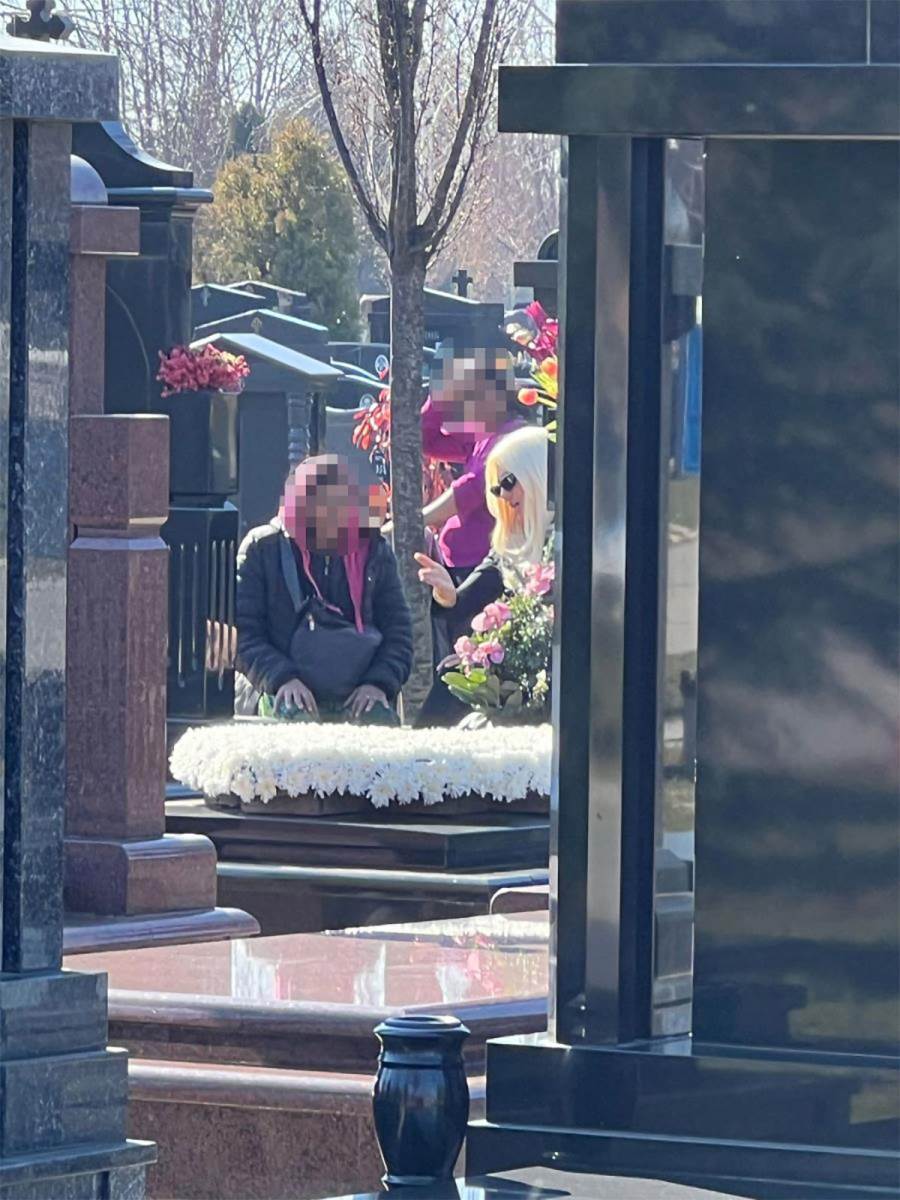 Jelena Karleuša sa prosjakinjom (2).jpg