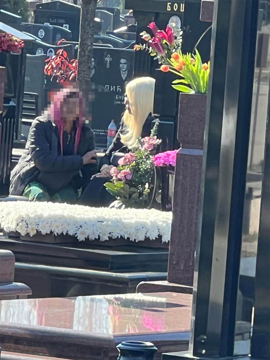 Jelena Karleuša sa prosjakinjom (5).jpg