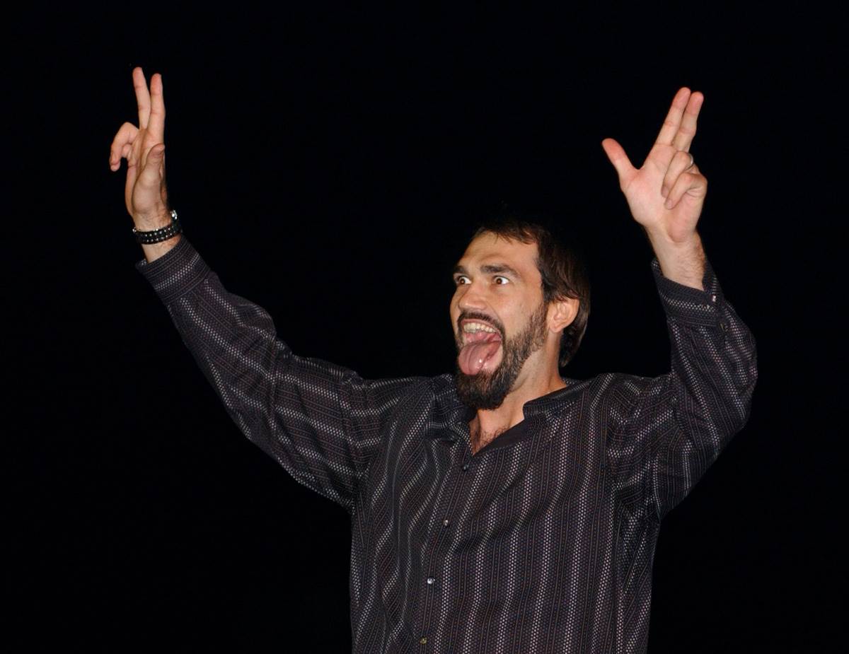 Skot Polard pokazuje tri prsta