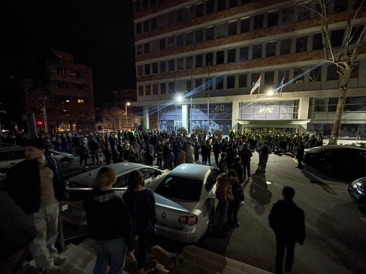 Studenti u blokadi blokirali zgradu RTS