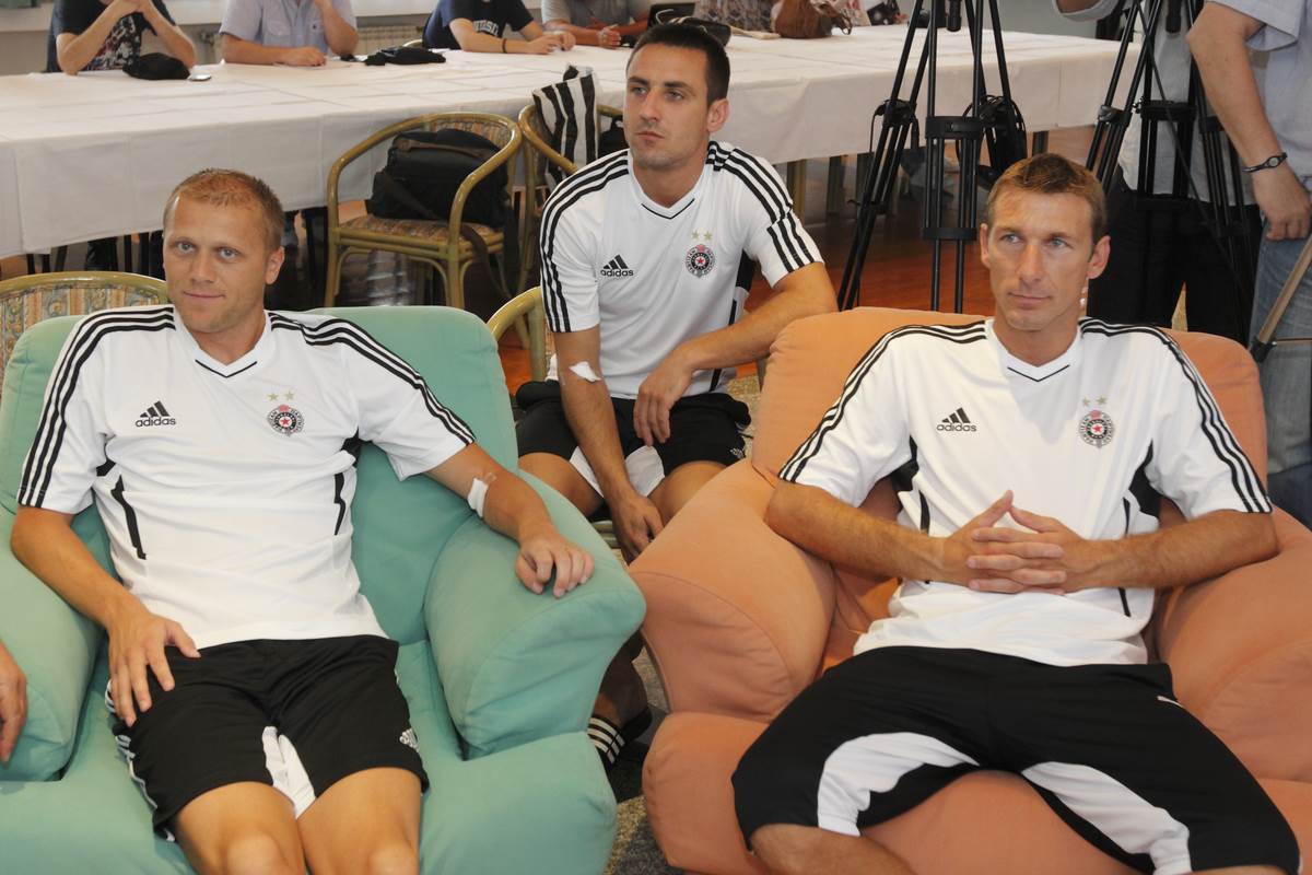 Radiša Ilić u kopu sa navijačima OFK Beograda