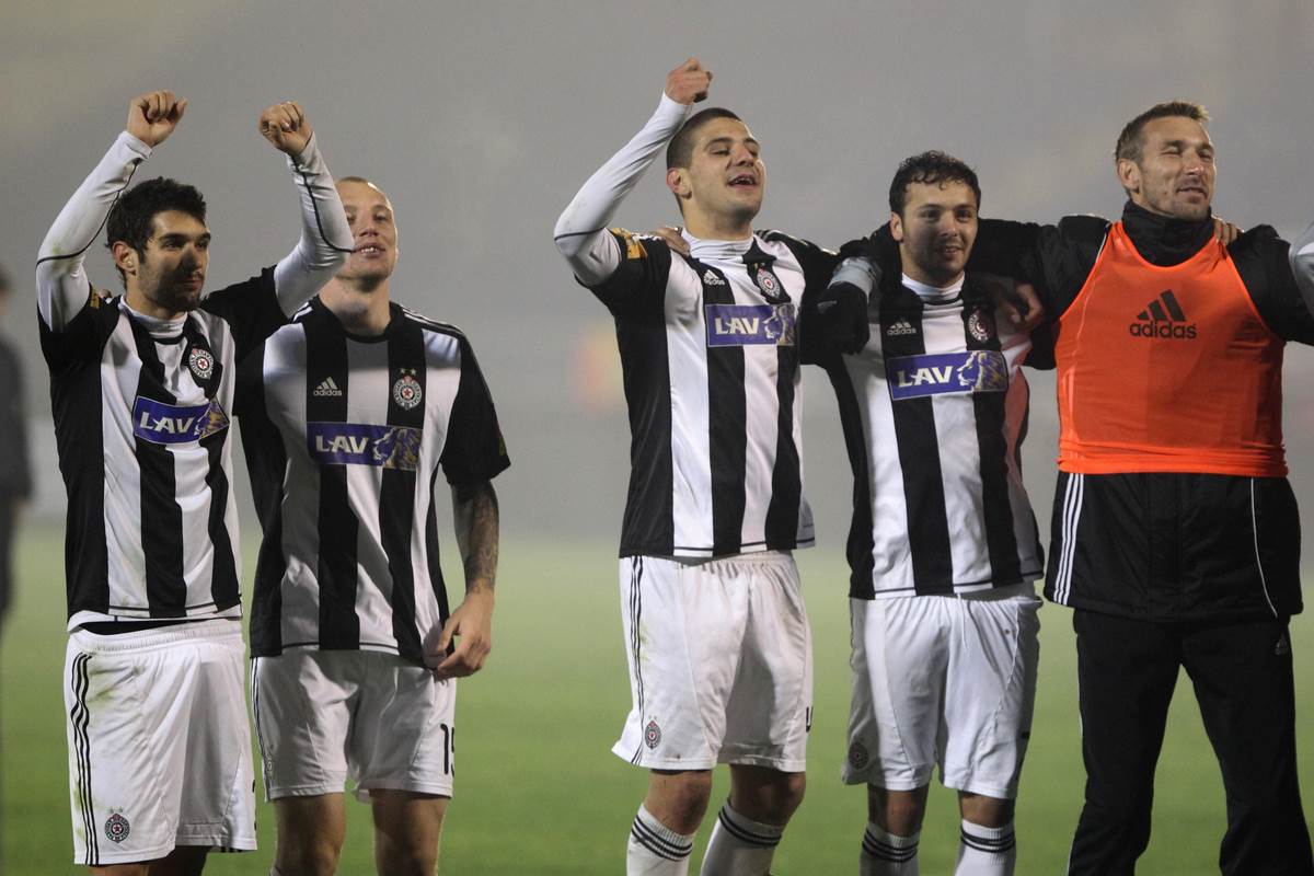 Radiša Ilić u kopu sa navijačima OFK Beograda