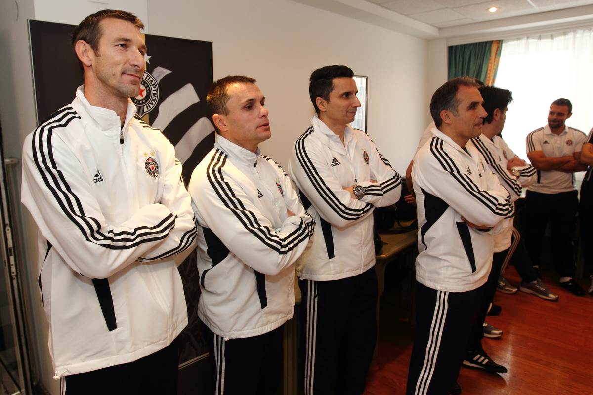 Radiša Ilić u kopu sa navijačima OFK Beograda