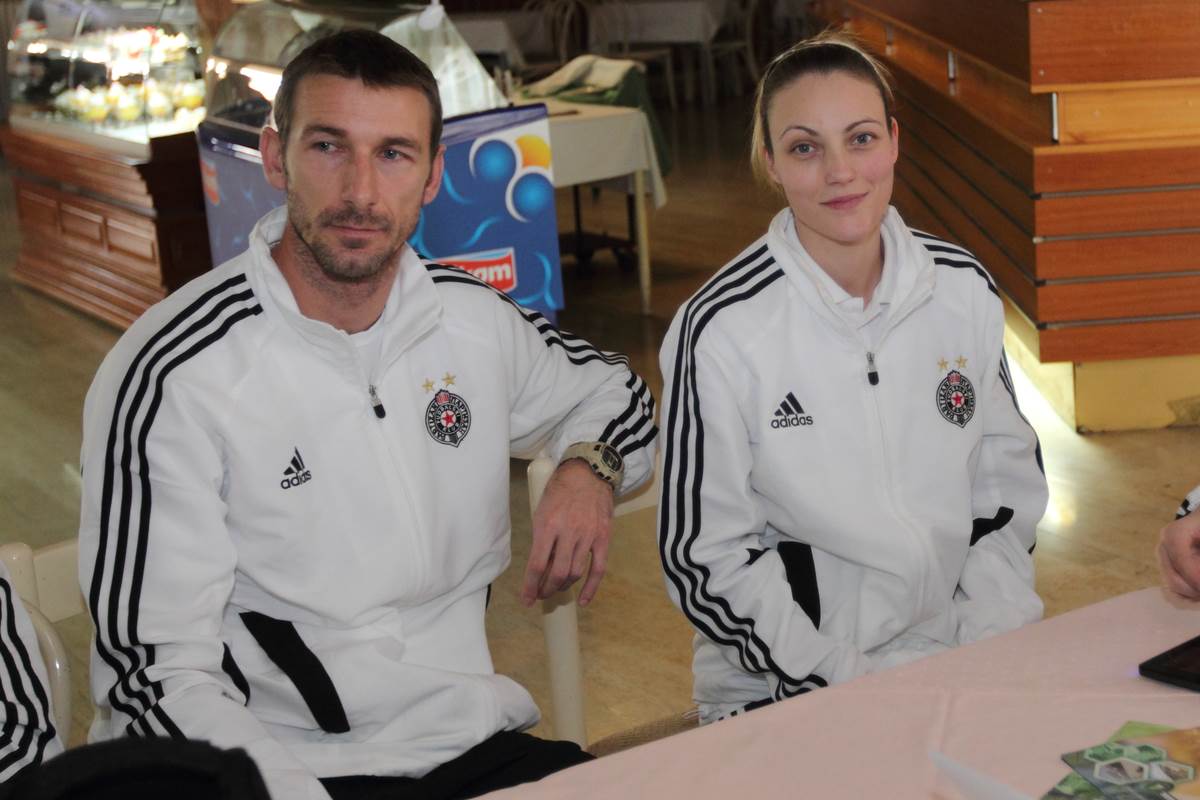 Radiša Ilić u kopu sa navijačima OFK Beograda