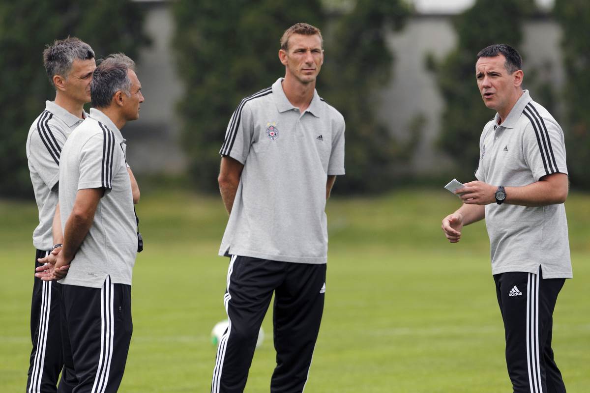 Radiša Ilić u kopu sa navijačima OFK Beograda