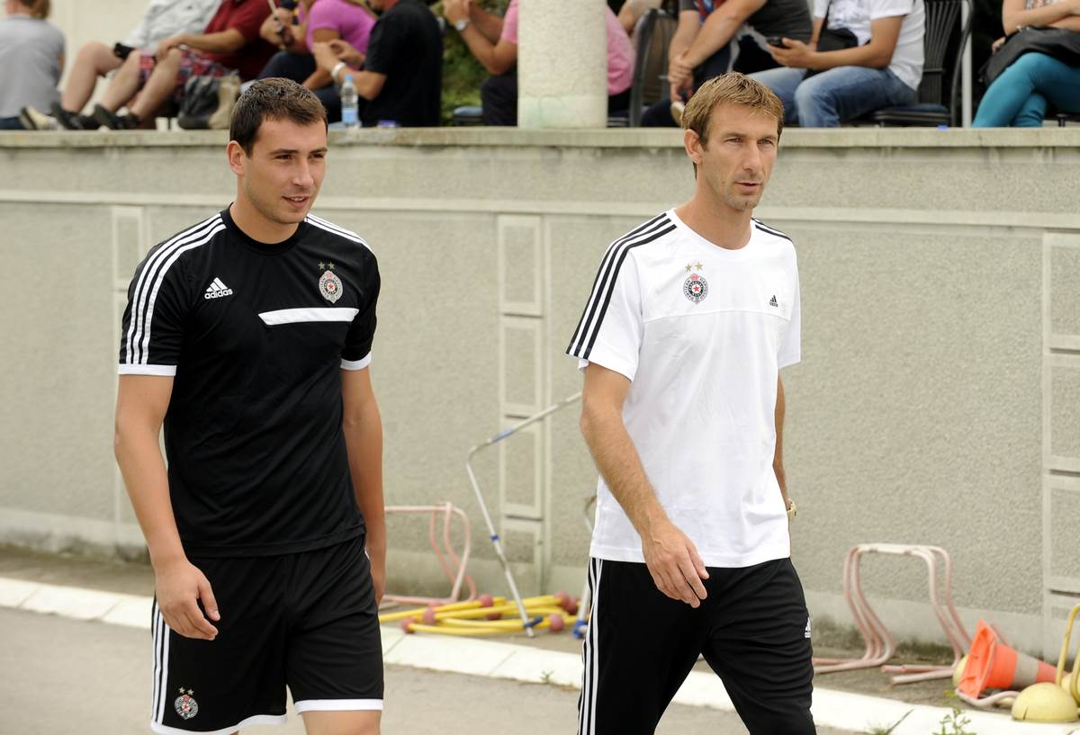 Radiša Ilić u kopu sa navijačima OFK Beograda