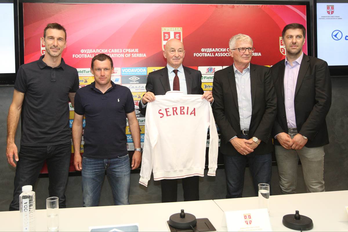 Radiša Ilić u kopu sa navijačima OFK Beograda