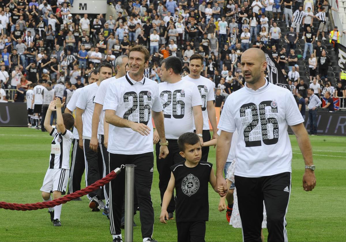 Radiša Ilić u kopu sa navijačima OFK Beograda