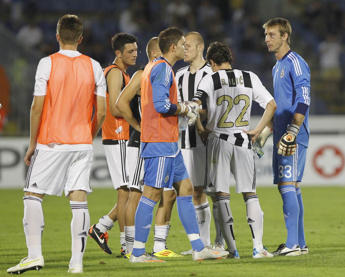 Radiša Ilić u kopu sa navijačima OFK Beograda