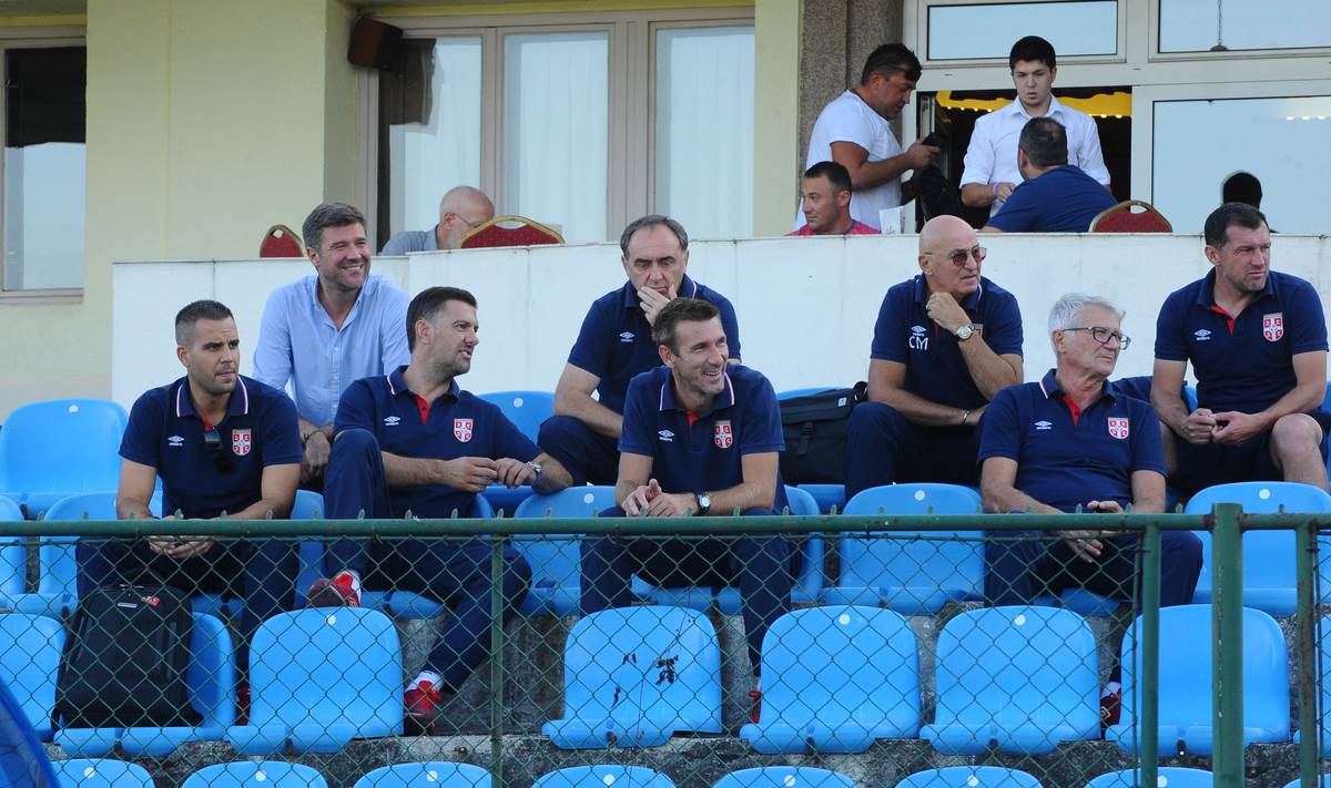 Radiša Ilić u kopu sa navijačima OFK Beograda