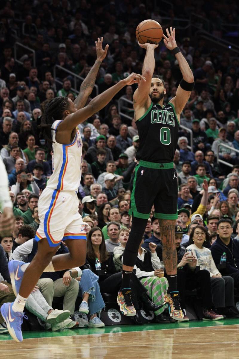 Džejston Tejtum šutira trojku