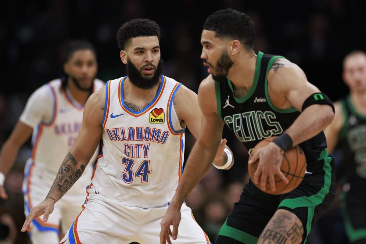 Džejson Tejtum dribla protiv Oklahome