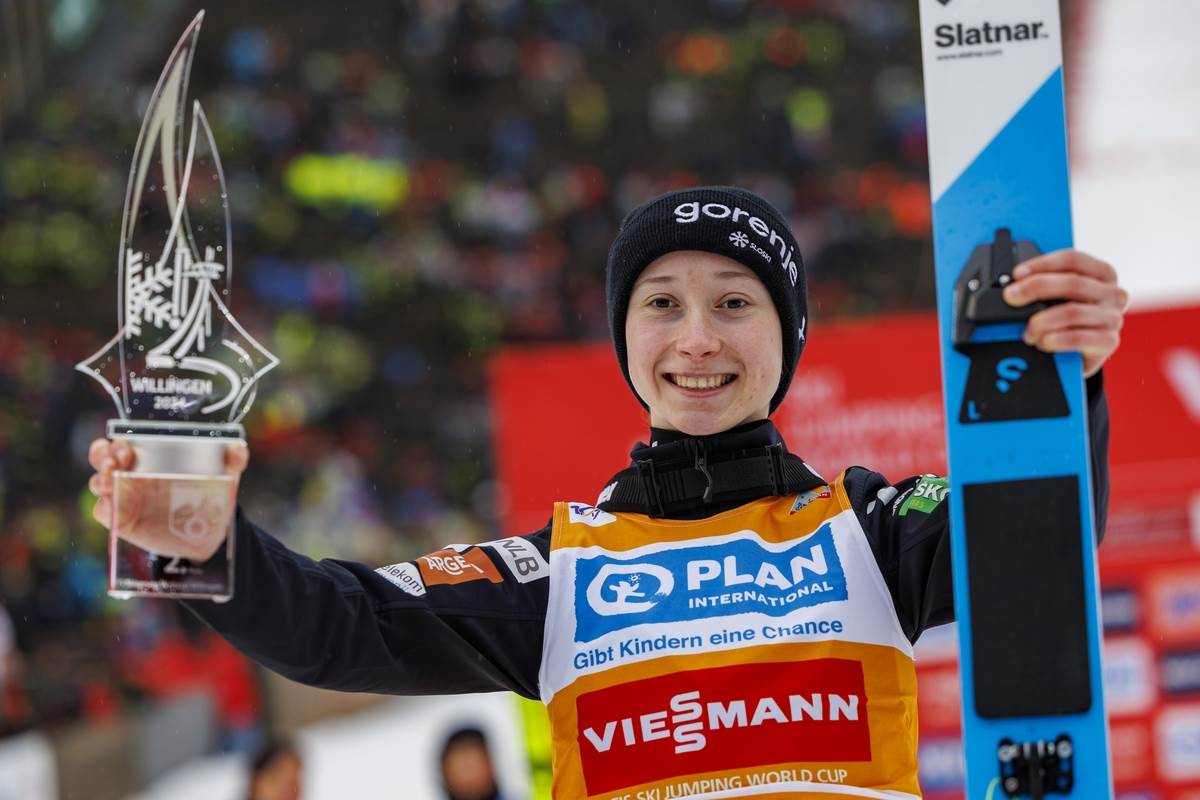 Nika Prevc slavi pobedu