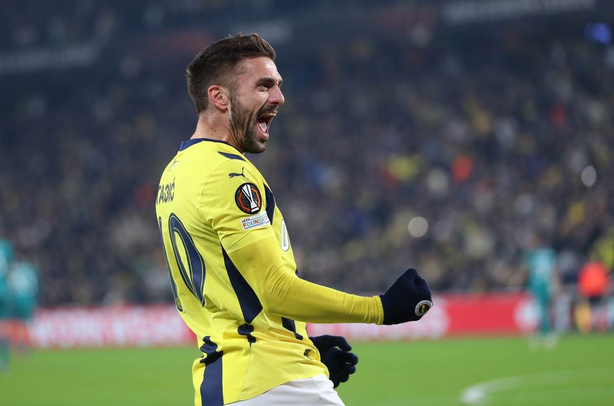 Dušan Tadić proslavlja gol u dresu Fenerbahčea.