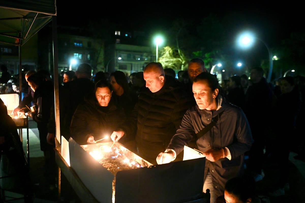 Građani odaju poštu nastradalima u Kočanima (1).jpg