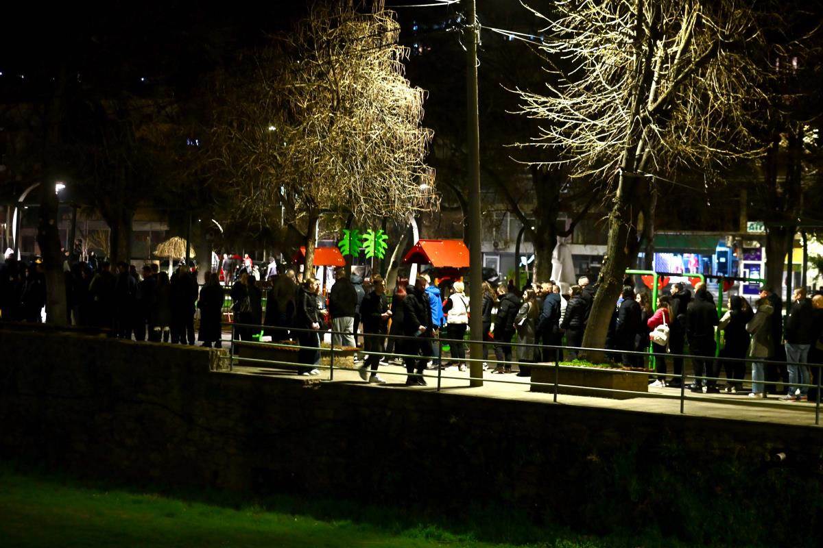 Građani odaju poštu nastradalima u Kočanima (3).jpg