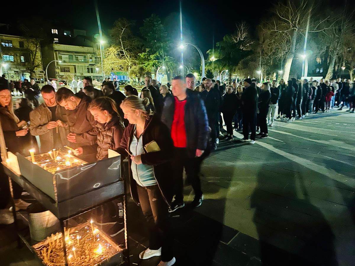 Građani odaju poštu nastradalima u Kočanima (5).jpg