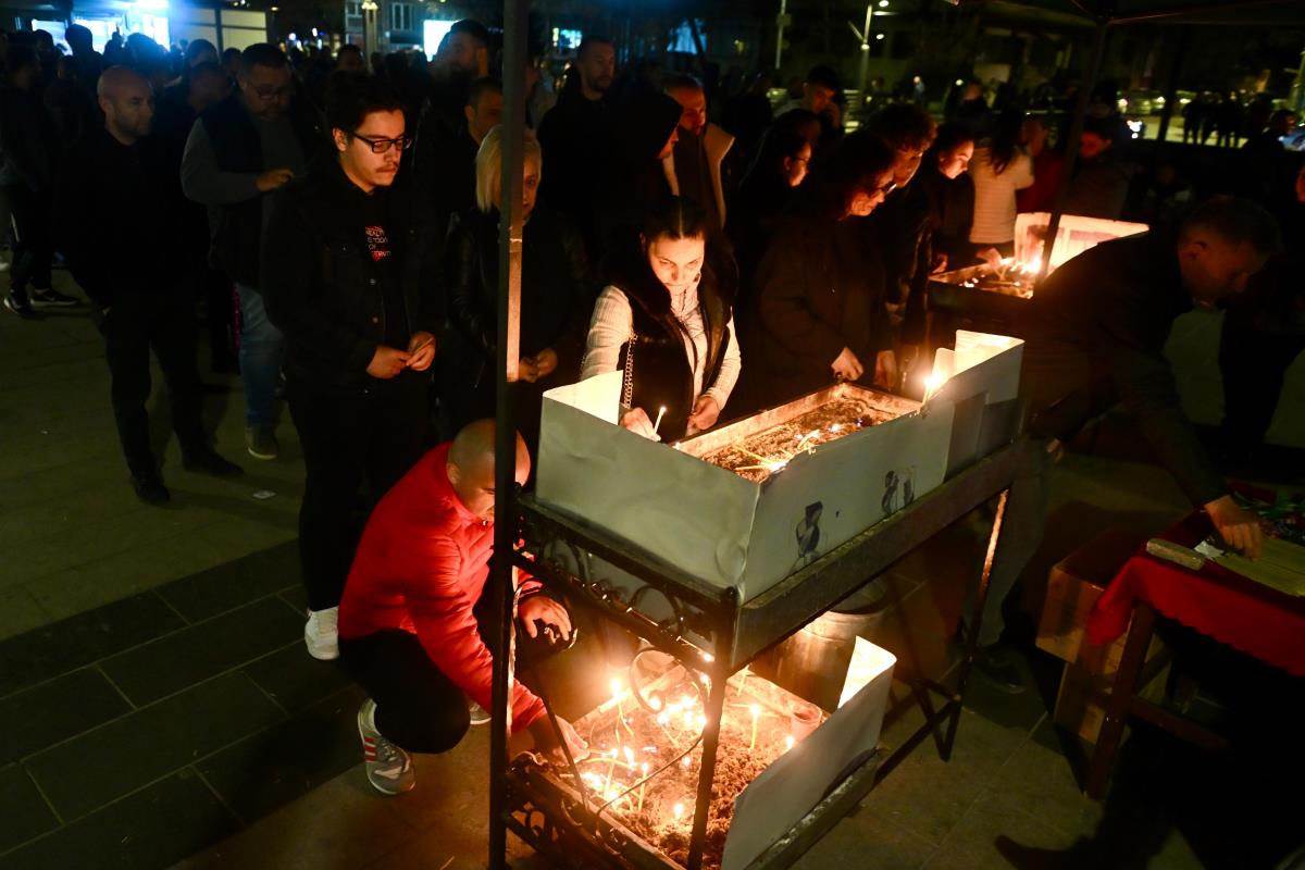 Građani odaju poštu nastradalima u Kočanima (6).jpg