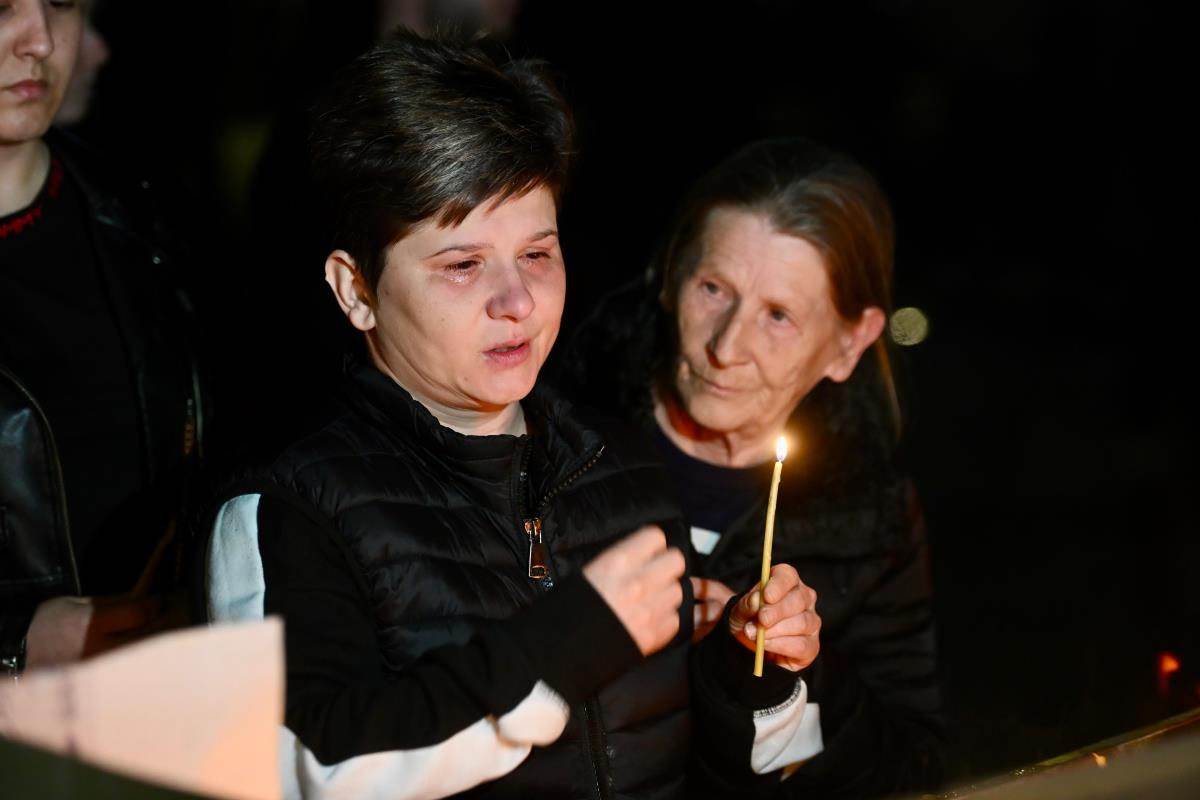 Građani odaju poštu nastradalima u Kočanima (8).jpg