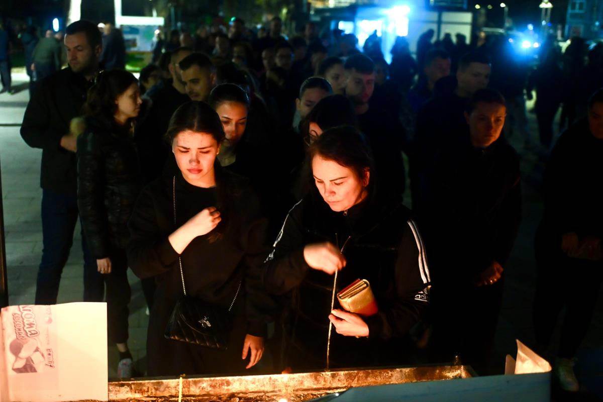 Građani odaju poštu nastradalima u Kočanima (10).jpg