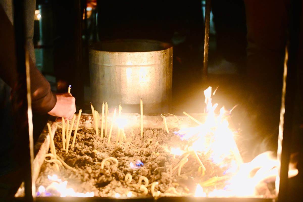 Građani odaju poštu nastradalima u Kočanima (11).jpg