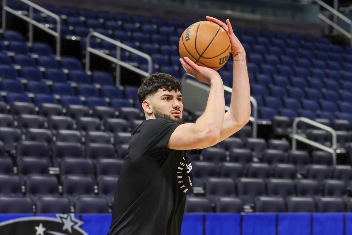 Tristan Vukčević vežba šut na treningu Vašingtona