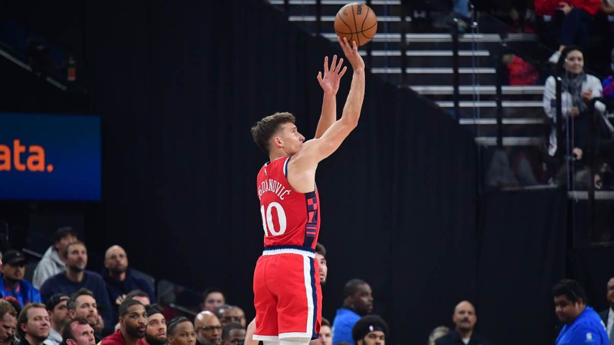 Bogdan Bogdanović šutira trojku