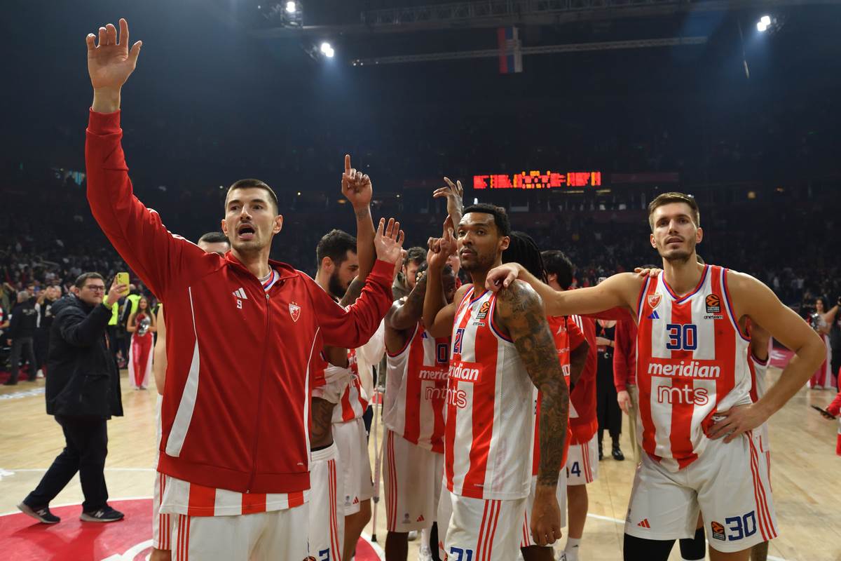 Luka Mitrović kosarkaš Crvene Zvezde proslavlja pobedu